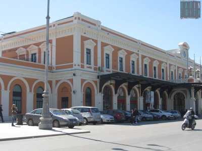 Il capostazione abitava al primo piano dell'edificio, l� dove ci sono oggi gli uffici sanitari delle Ferrovie